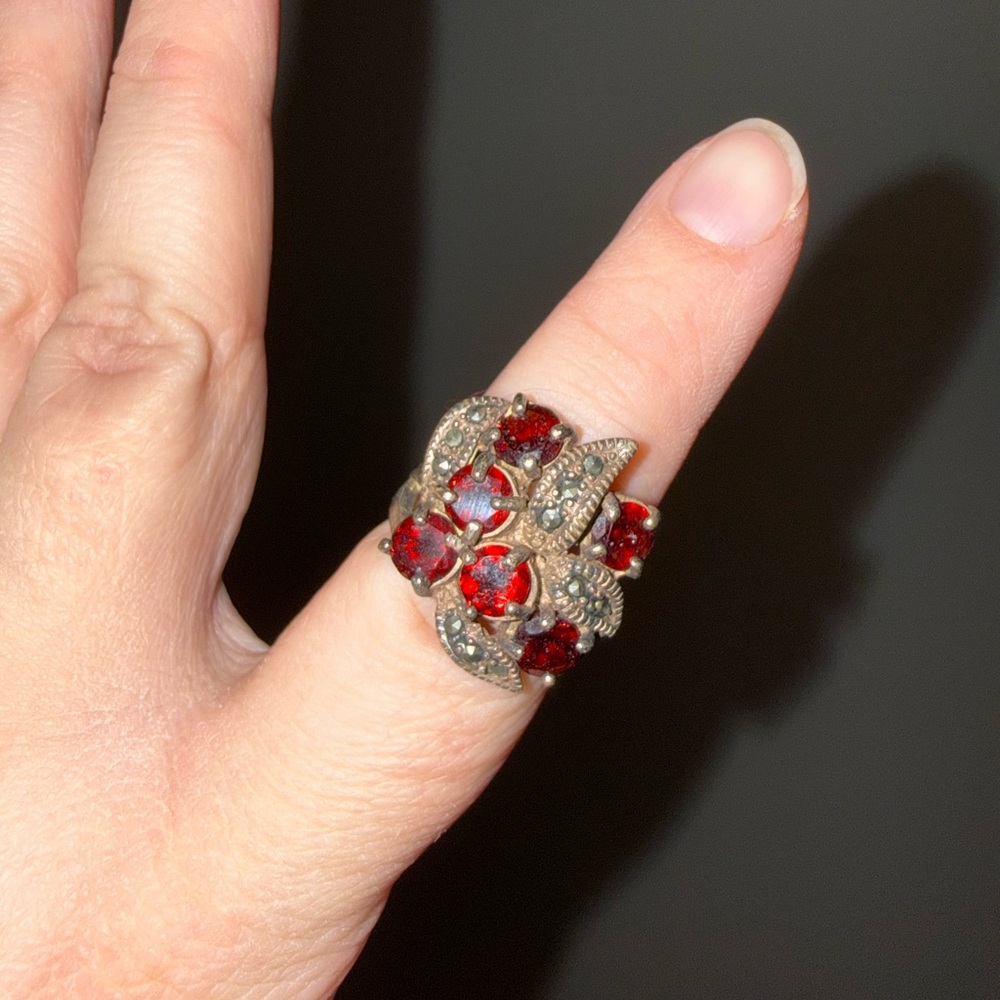 Elegant Vintage Red Gemstone Ring